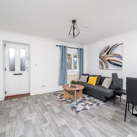 Cozy 3 Bed House With Garden & Parking In Rochester, Kent Mins To Train Station, Wifi روتشستر المظهر الخارجي الصورة